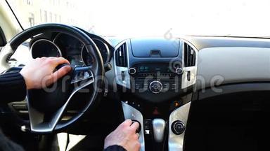 <strong>控制面板</strong>和信号按钮从司机`汽车的一侧。